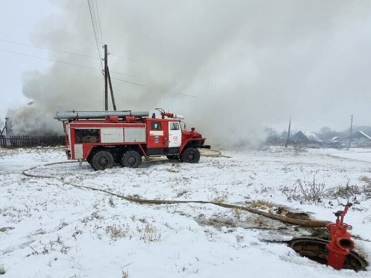 Площадь пожара после взрыва газа достигла 100 квадратных метров в Новосибирской области