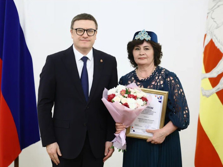 Накануне Дня народного единства губернатор Алексей Текслер наградил южноуральцев, которые внесли весомый вклад в реализацию государственной национальной политики