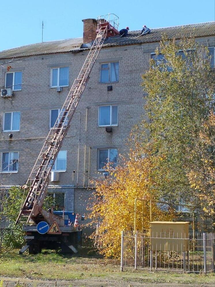 Мобильная бригада из Севастополя ремонтирует кровли в селе Фруктовое