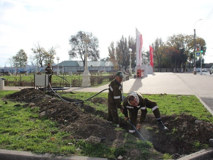 В керченском сквере «Монетка» завершают установку системы автоматического полива
