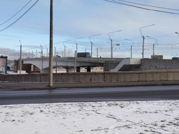 Самому длинному разводному мосту Петербурга исполнилось 60 лет