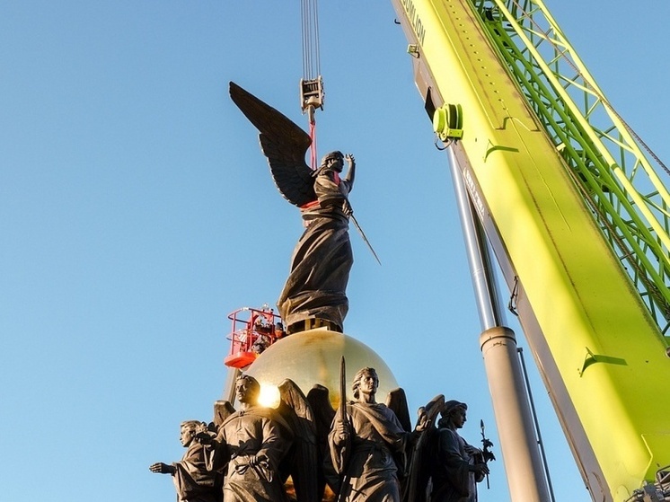 Архангела Михаила установили у челябинского собора