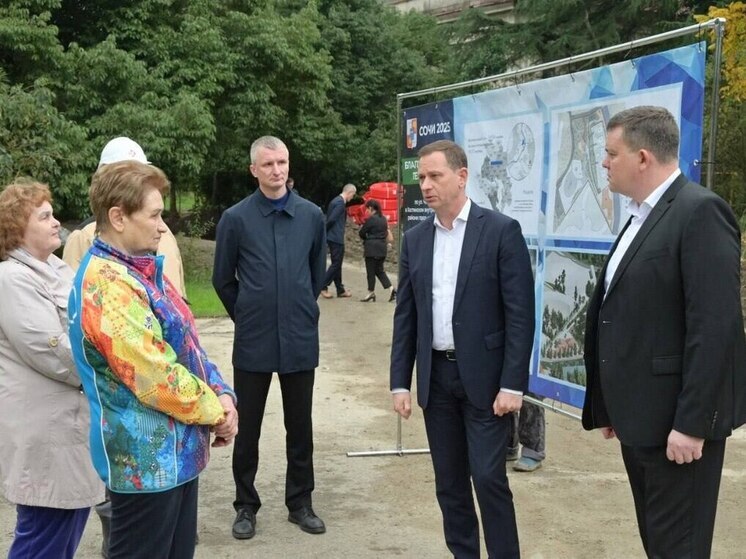 Прошунин проверил ход благоустройства сквера на Чекменева в Сочи