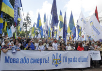 На улицах Киева разворачивается необычная битва, о которой рассказывает британская The Times (статью перевели ИноСМИ). Женщины в белых защитных костюмах, вооруженные чистящими средствами, маршируют по городским рынкам в рейдах по «деконтаминации» — они ищут и изымают русскоязычные книги. 