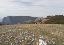 С завершением особого противопожарного режима в лесах Севастополя заскучавшие за лето любители лесных походов вновь ринулись на Большую Севастопольскую тропу (БСТ). Большое скопление автотранспорта на Ласпинском перевале говорит о том, что самыми популярными участками БСТ остаются «Ласпи - Балаклава» и «Ласпи - Байдарские ворота».