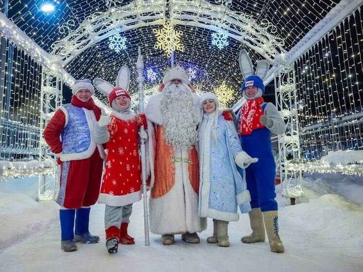 Узнайте историю Деда Мороза и Снегурочки: происхождение, легенды, резиденцию в Великом Устюге и интересные факты о зимнем волшебнике, который дарит радость детям на Новый год.