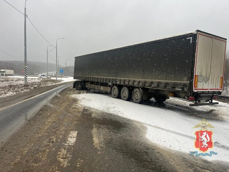 Грузовик «Ситрак» врезался в ограждение на дороге Пермь – Екатеринбург