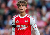 Главный европейский клубный турнир продолжает стремительно молодеть.  4 ноября на стадионе в Праге произошло событие, которое навсегда войдёт в историю Лиги чемпионов: 15-летний крайний нападающий лондонского «Арсенала» Макс Дауман вышел на замену на 73-й минуте матча с пражской «Славией», став самым молодым игроком в истории турнира. На момент выхода на поле ему было 15 лет и 308 дней.