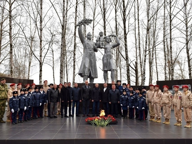 Вечный огонь зажгли в обновлённом Парке Победы в Лесном Рязанской области