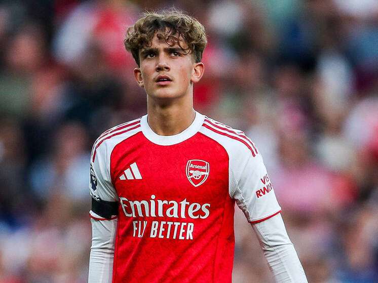 Главный европейский клубный турнир продолжает стремительно молодеть. 4 ноября на стадионе в Праге произошло событие, которое навсегда войдёт в историю Лиги чемпионов: 15-летний крайний нападающий лондонского «Арсенала» Макс Дауман вышел на замену на 73-й минуте матча с пражской «Славией», став самым молодым игроком в истории турнира. На момент выхода на поле ему было 15 лет и 308 дней.