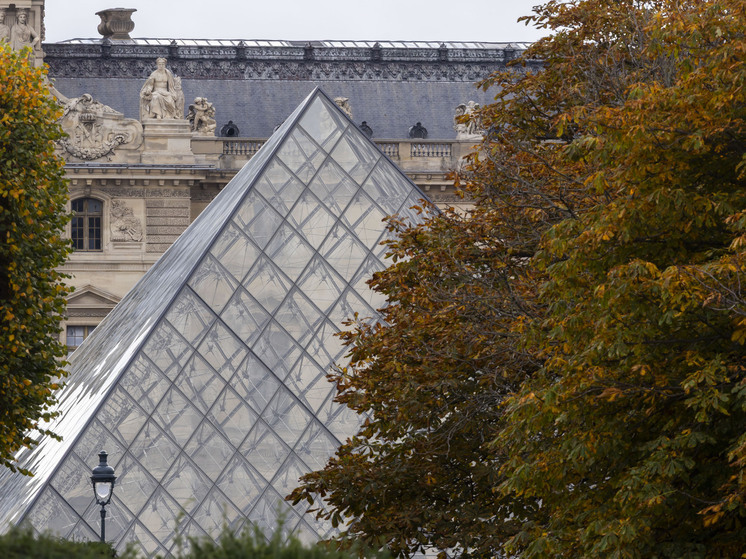 За ограблением Лувра может стоять заказчик-иностранец, утверждает Le Parisien