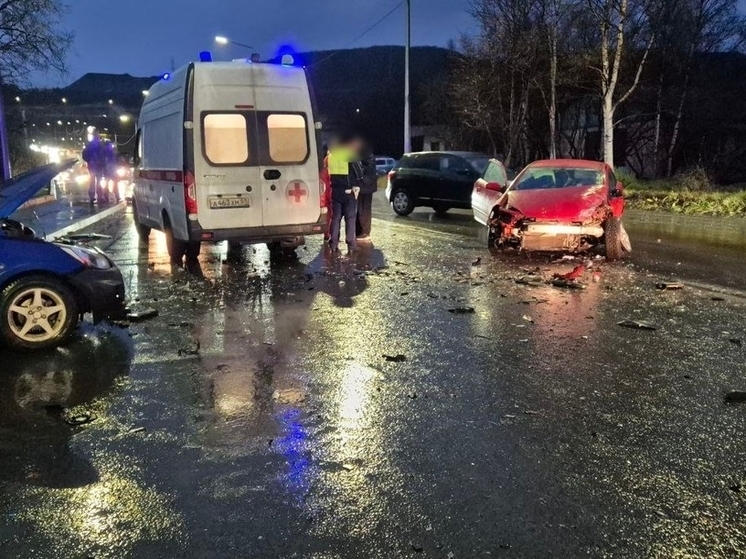 Три человека пострадали в ДТП на проспекте Героев-Североморцев в Мурманске