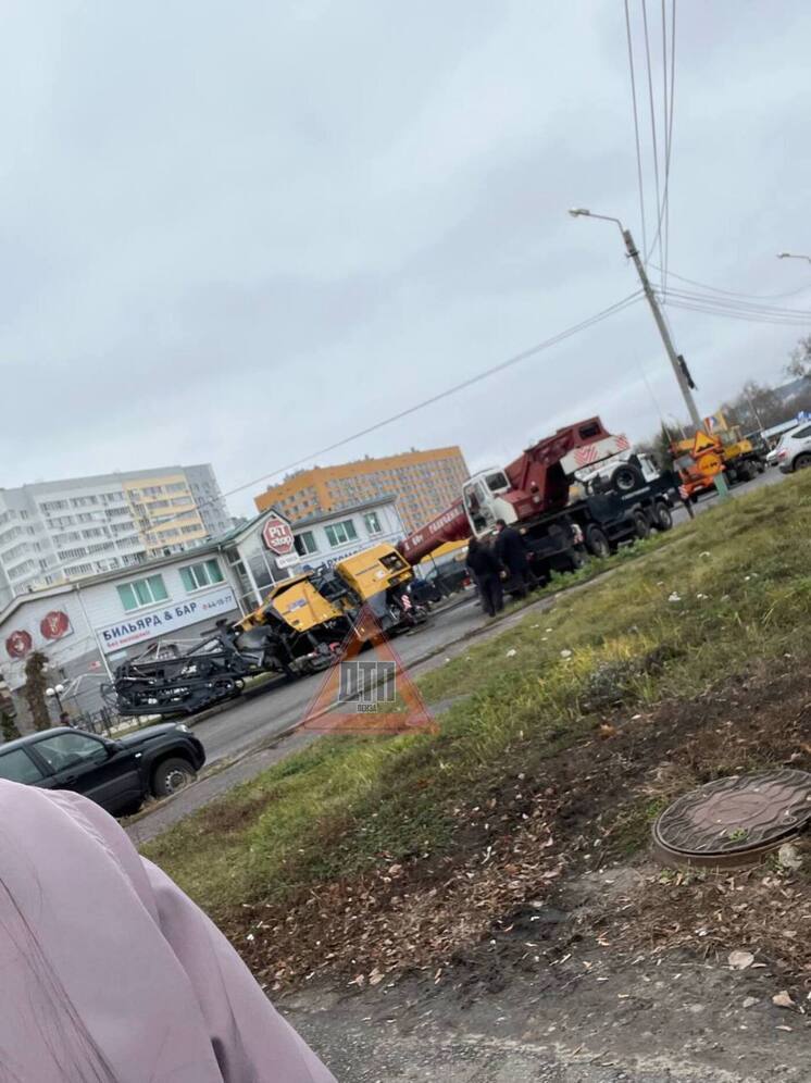 Спецтехника едва не ушла под землю на повороте с проспекта Победы в Пензе