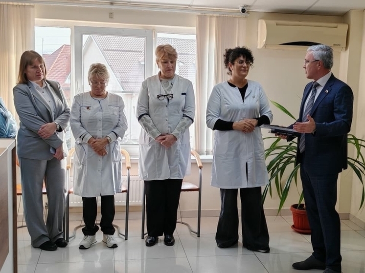 Эдуард Кузнецов поздравил коллектив поликлиники № 13 в Краснодаре со 100-летним юбилеем