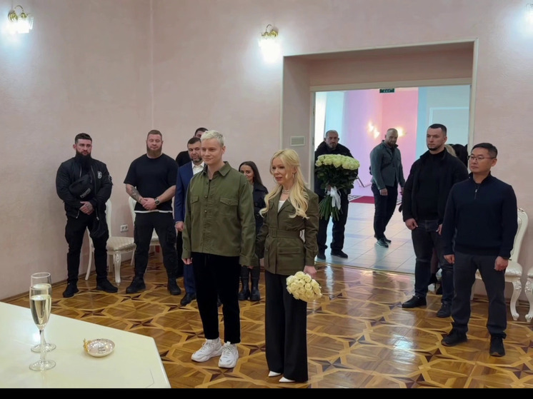 Исполнитель SHAMAN официально оформил брак с Екатериной Мизулиной в ЗАГСе Донецка