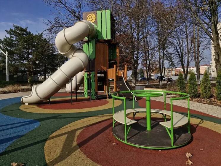 В Динской обновили зеленую зону в центре станицы