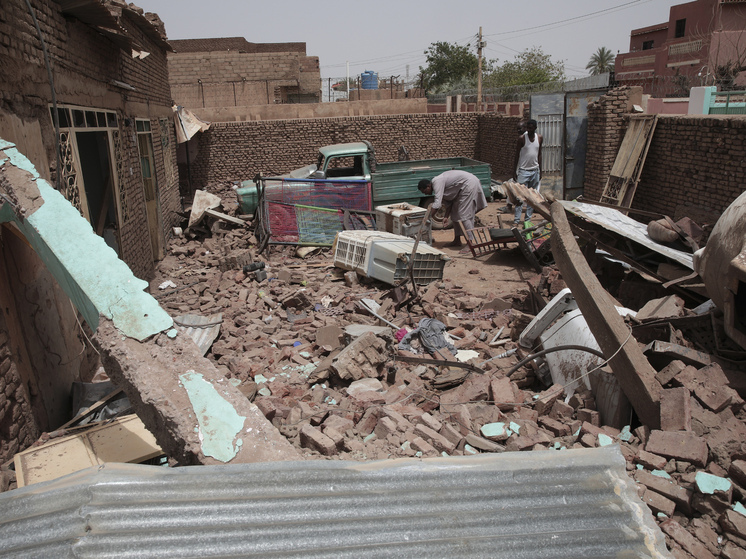 Десятки присутствовавших на похоронах в центральном Судане скорбящих людей были убиты в результате удара беспилотника по их деревне