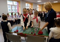 Слезы гордости и скорби одновременно — никто из присутствующих в этот день в актовом зале Пролетарской школы не мог сдержать эмоции