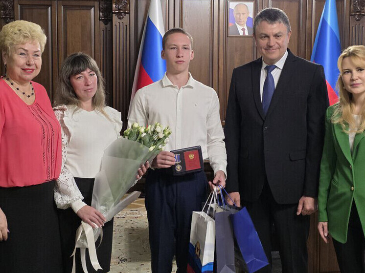 Ученик из Станично-Луганского округа награжден медалью за героизм при тушении пожара