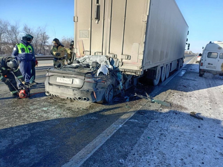 Смертельная авария: в Омской области легковушка с пензенскими номерами столкнулась с фурой