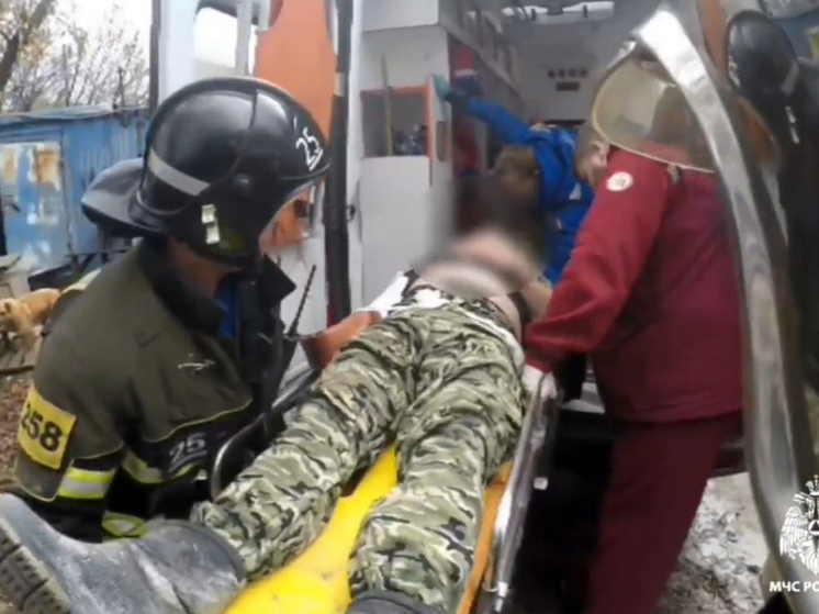 Рабочего зажало транспортерной лентой на заводе в Новомосковске