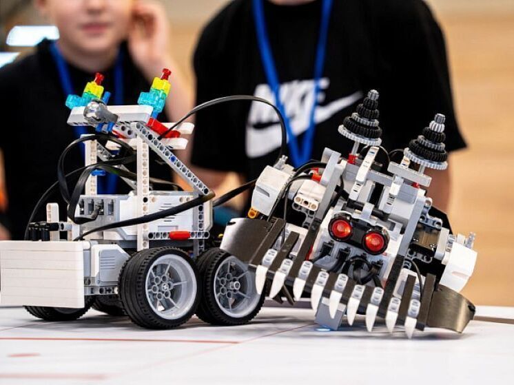 Юные робототехники Кировской области сразились в «РобоСумо»