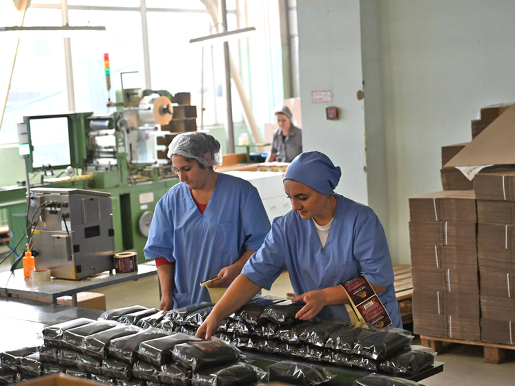 Запах свежего листового чая, гул высокоскоростных фасовочных машин и идеальный порядок на тысячах квадратных метров производственных цехов — именно так встречали почетных гостей на предприятии «Универсальные пищевые технологии»