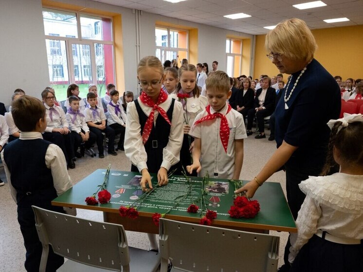 Слезы гордости и скорби одновременно — никто из присутствующих в этот день в актовом зале Пролетарской школы не мог сдержать эмоции