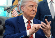Министерство юстиции США в ходе расследования изъяло служебный телефон Дональда Трампа, который он использовал во время первого президентского срока, а также запросило записи его личных телефонных разговоров