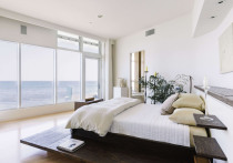 Каждый из нас привык, что потолок – только лишь белого цвета