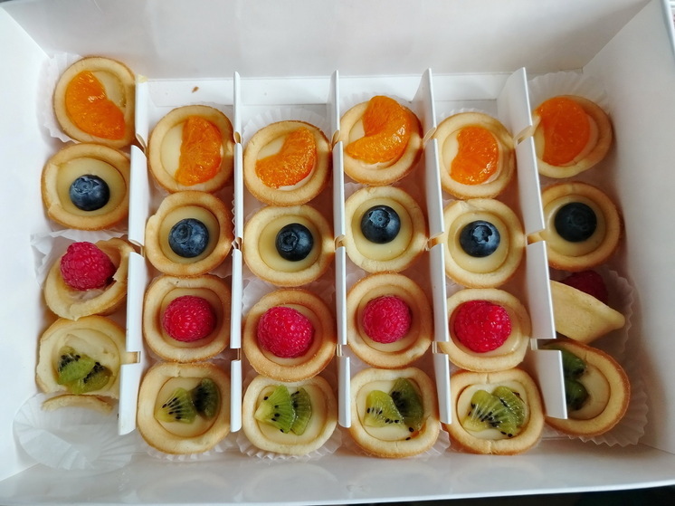 Калининградцев спасли от 120 кг испорченных сладостей