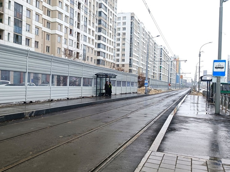 В Академическом районе автомобиль вылетел на трамвайные пути