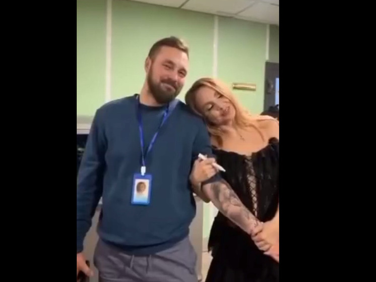 МакSим встретилась с фанатом, сделавшим татуировку с ее портретом