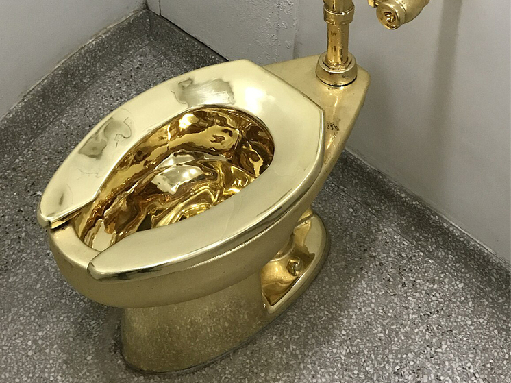 Золотой трон за 10 миллионов долларов стал самым провокационным лотом осенних торгов