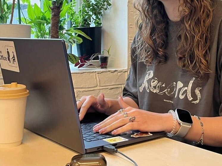 Чтобы убедить начальство в своей ценности, важно не просто усердно работать, но и уметь грамотно рассказывать о результатах. Многие сотрудники совершают ошибку, оставаясь «в тени» — их труд остаётся незамеченным, а карьерный рост замедляется. «МК в Мурманске» пообщался с Аяповым Аблайханом, генеральным директором компании по доставке цветов, который рассказал, как правильно говорить о своих достижениях, чтобы вас заметили и оценили.