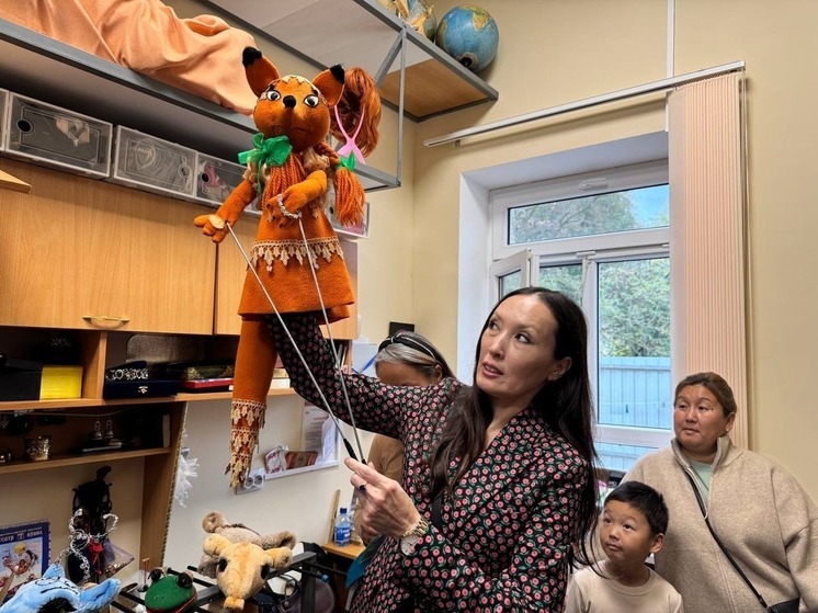 Для детей участников СВО из Калмыкии открыли закулисье театра кукол «Джангар»