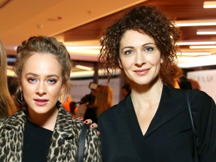 Аглая Тарасова приехала в суд вместе с матерью Ксенией Раппопорт