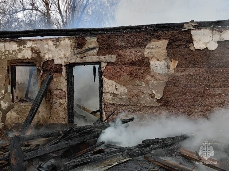 В Барятинском районе пожарные утром тушили заброшку