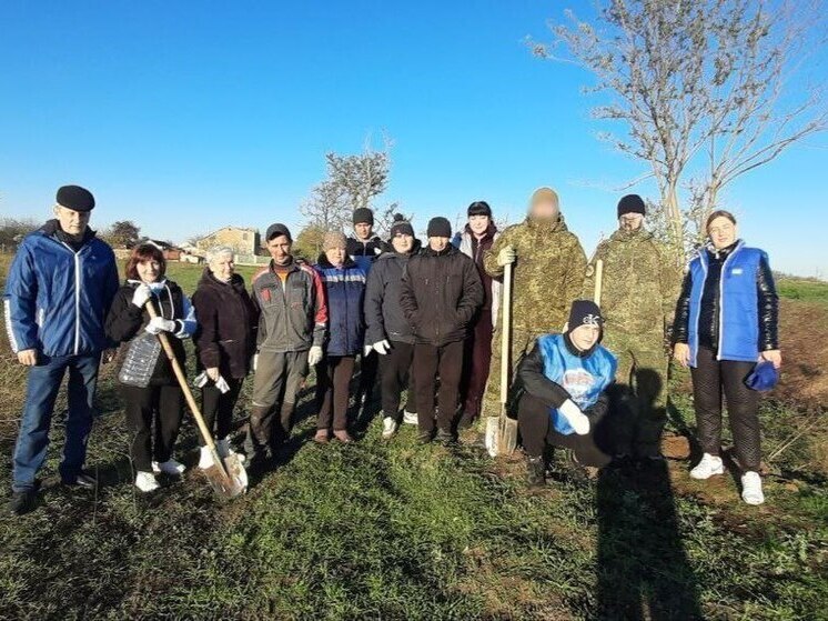 В Каховском округе высадили аллею