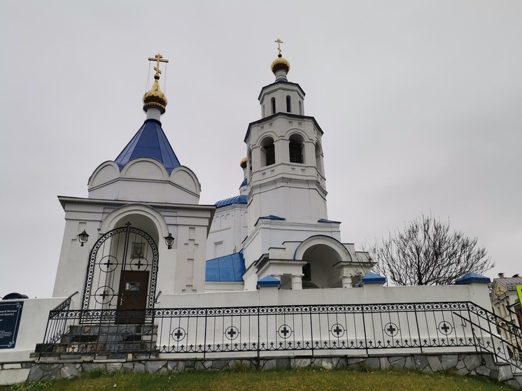 По народному и православному календарям 6 ноября 2025 года верующие отмечают праздник чудотворной иконы Божией Матери, называемой «Всех скорбящих Радость». На иконе изображена Дева Мария в окружении людей, обуреваемых недугами и скорбями, а также ангелов, совершающих благодеяния.