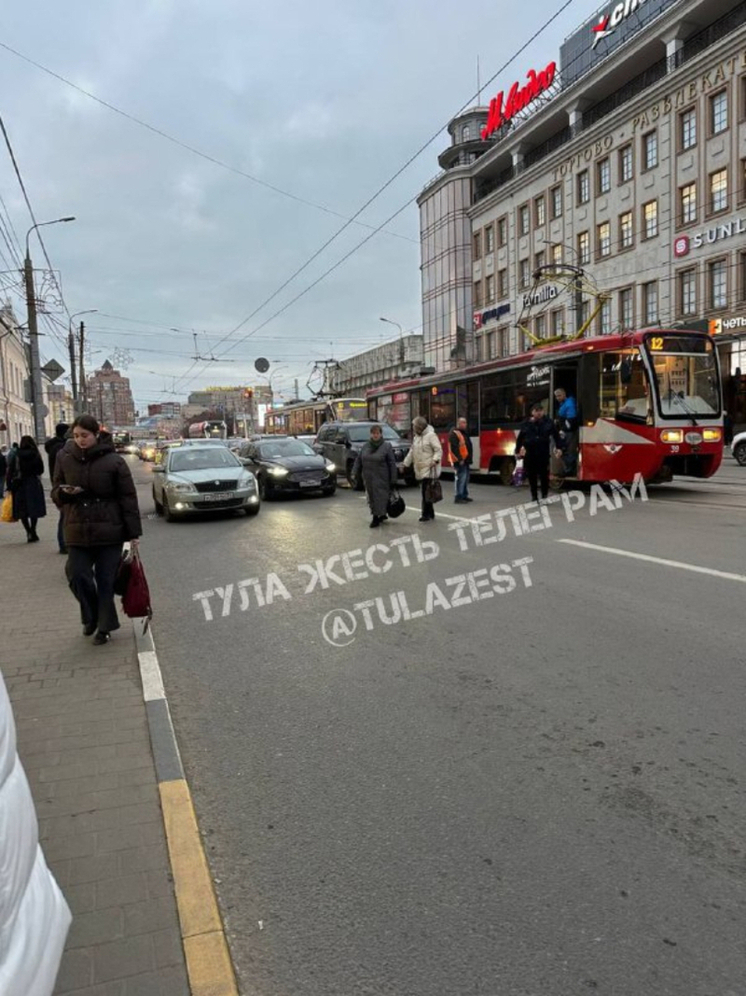 Движение трамваев внезапно замерло около ТРЦ «Гостиный двор» в Туле