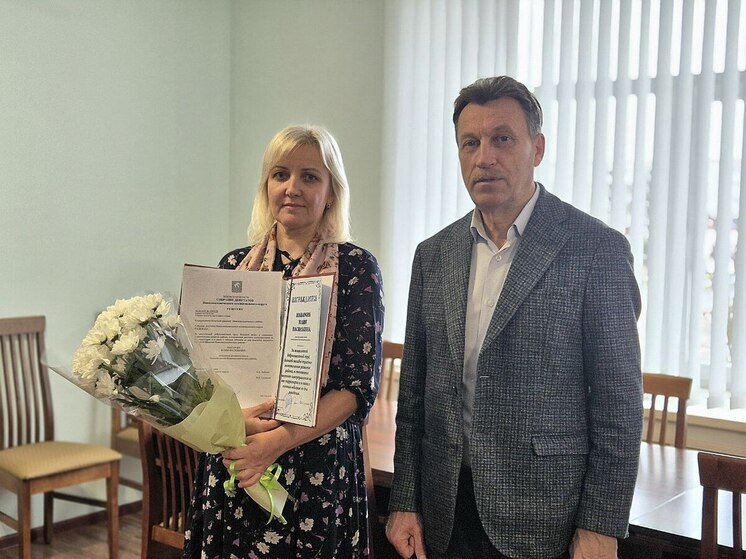 Почетную грамоту вручили начальнику архивного отдела администрации Новосокольнического района
