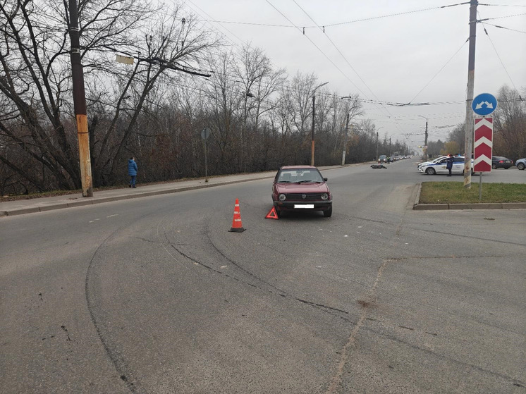 В Орле 78-летний водитель авто сбил на перекрестке мотоциклиста без прав