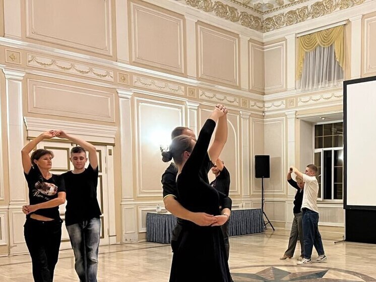 В Серпухове проходят занятия клуба исторического танца