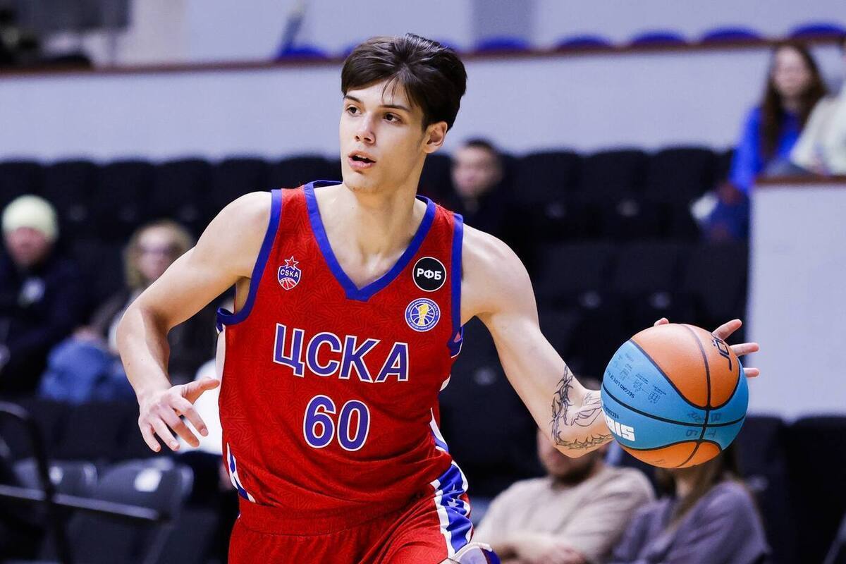 4 ноября в Центральной районной больнице города Раменское в тяжёлом состоянии оказался 18-летний форвард баскетбольного клуба «ЦСКА-Юниор» Владимир Ершов. Причина — черепно-мозговая травма, полученная в результате избиения в одном из ночных клубов. Инцидент, потрясший спортивную общественность, стал не просто трагедией одного юного игрока, но напоминанием: спортсмены всё чаще становятся мишенью бытового, а порой и организованного насилия — вне поля, вне игры, вне логики.