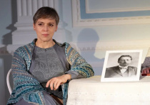 В Великом Новгороде на XXIX Международном фестивале театральных искусств им.  Ф.М.Достоевского  театральные эскизы представили не только уже опытные режиссеры, но и успешная актриса Юлия Хлынина.  Главную награду жюри во главе с театроведом и ректором Театрального института им. М.Щепкина Борисом Любимовым присудили наброску «Три», где чеховские героини постарели и оказались далеки от привычных  представлений. 