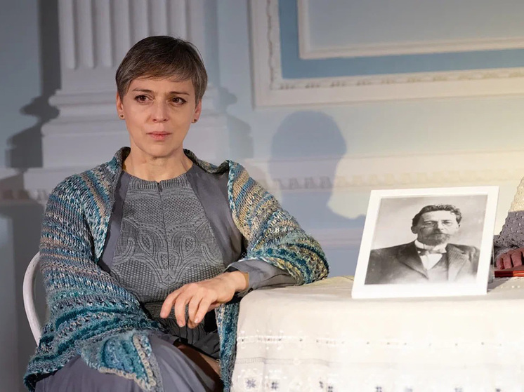 Юлия Хлынина осваивает режиссеру, Нелли Уварова по-новому трактует хорошо знакомую героиню