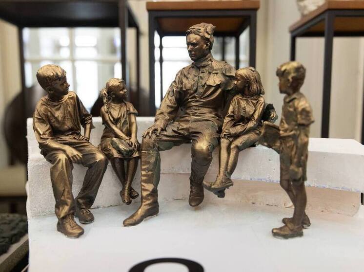 Курянам предложили выбрать памятник Аркадию Гайдару и тимуровцам