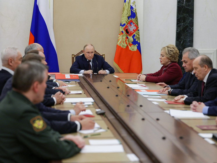 Владимир Путин на заседании Совбеза поручил МИД, Минобороны и спецслужбам внести «согласованные предложения о возможном начале работ по подготовке испытаний ядерного оружия».