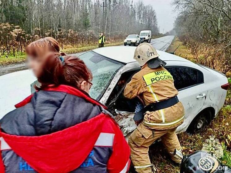 В Ломоносовском районе пожарные деблокировали двух человек из разбитой машины
